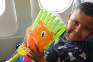 Niño que construía castillos de arena en sus sueños viaja a la playa
