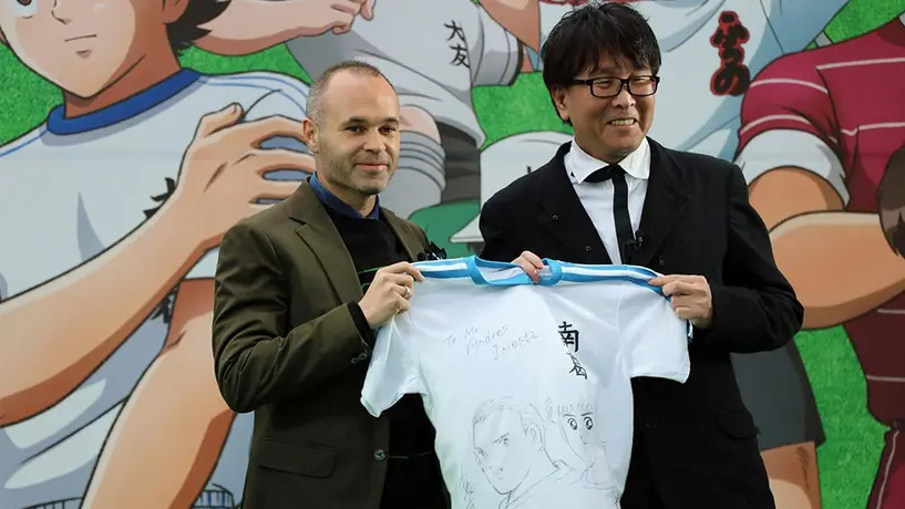 Iniesta inaugura estación de tren de 'Supercampeones' en Tokio