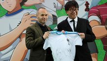 Iniesta inaugura estación de tren de 'Supercampeones' en Tokio
