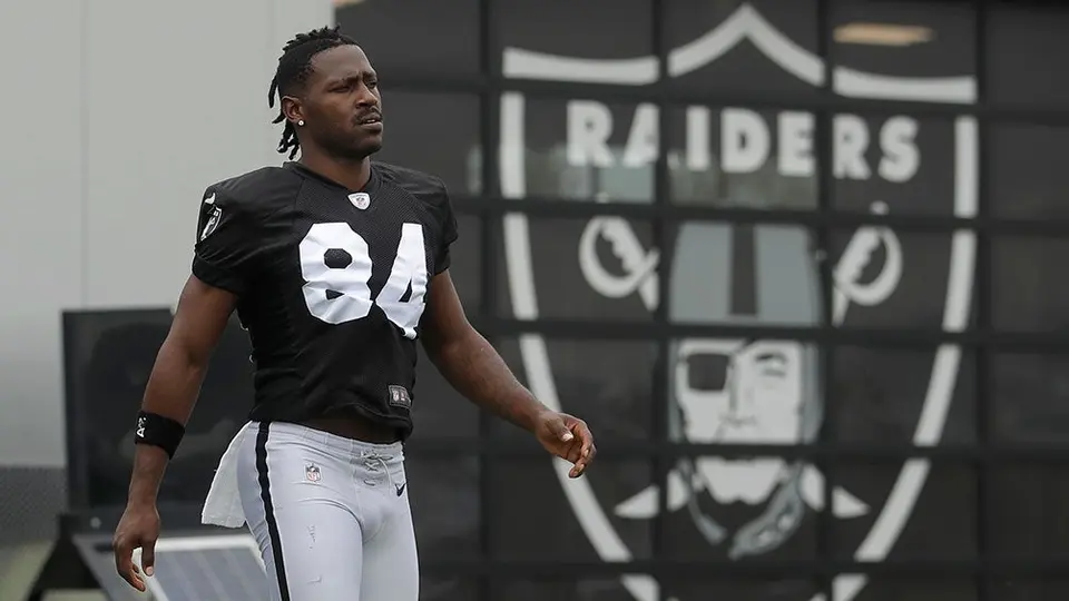 Antonio Brown volvió a entrenamientos de Raiders con casco certificado