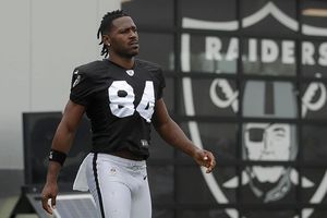 Antonio Brown volvió a entrenamientos de Raiders con casco certificado