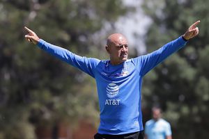 Chelís lanzó la primera bola en el juego de beisbol entre Pericos y Bravos