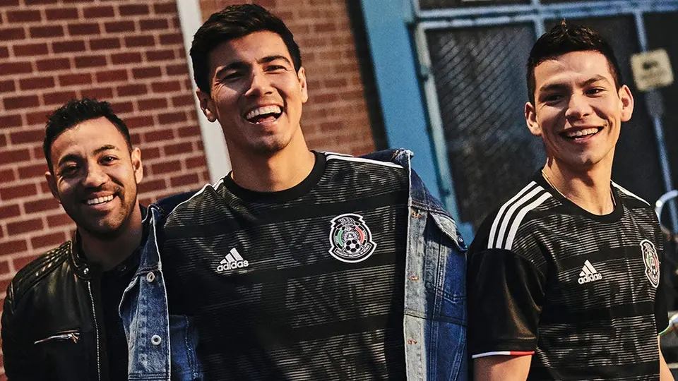 Guardado y Chucky dan conocer la flamante 'armadura' del Tri