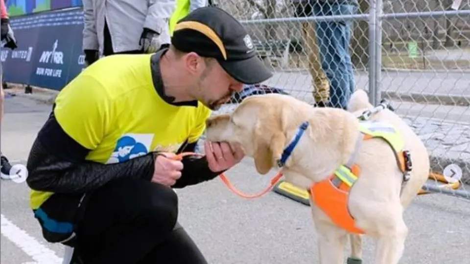 Corredor invidente hace historia al terminar los 21K de NY con ayuda de perros guía