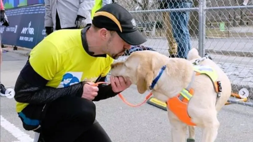 Corredor invidente hace historia al terminar los 21K de NY con ayuda de perros guía