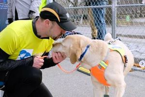 Corredor invidente hace historia al terminar los 21K de NY con ayuda de perros guía