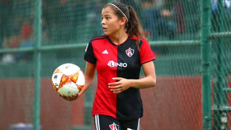 Fátima Delgado se acostó detrás de la barrera para evitar gol del América