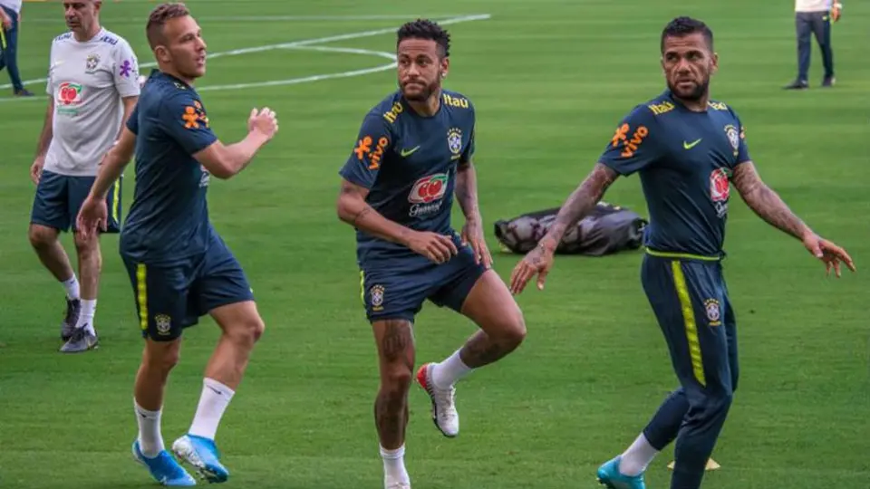 Neymar y Dani Alves vivieron cómico momento previo al juego de Brasil