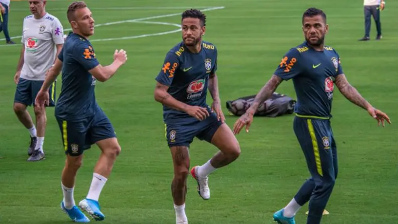 Neymar y Dani Alves vivieron cómico momento previo al juego de Brasil