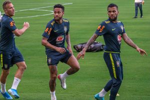 Neymar y Dani Alves vivieron cómico momento previo al juego de Brasil