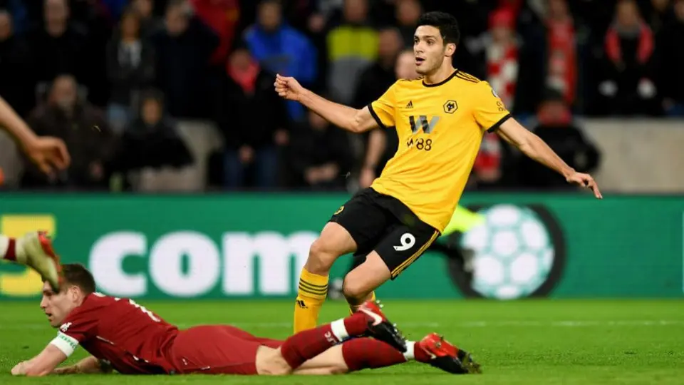 Raúl Jiménez marca su primer gol del 2019 frente al Liverpool
