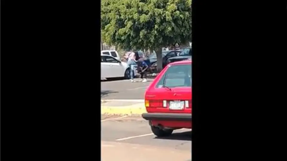 Alumna de FES Aragón golpea a rodillazos a compañero 