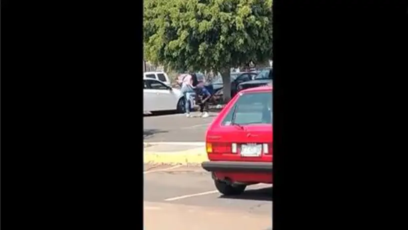 Alumna de FES Aragón golpea a rodillazos a compañero 