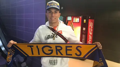 Carlos Salcedo arriba a Monterrey para reportar con Tigres