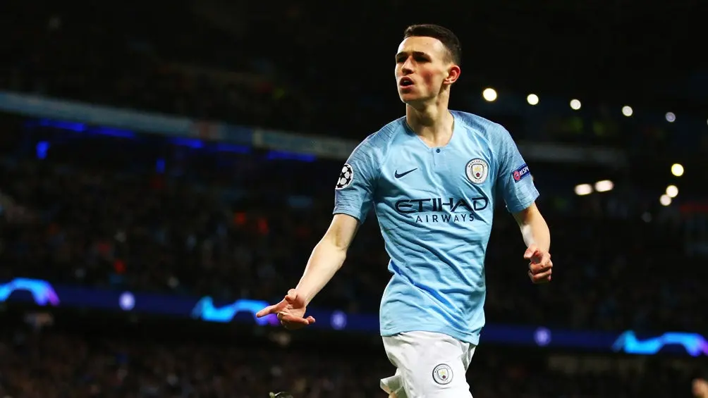 Phil Foden celebra tras marcar un gol en contra del Schalke 04 | AP