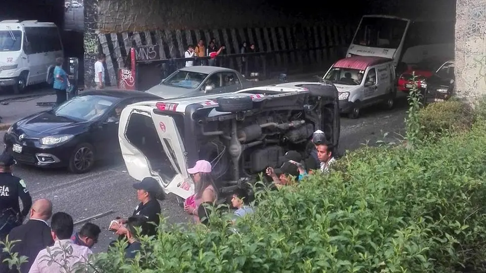 Combi es impactada por un camión y cae de un puente de periférico