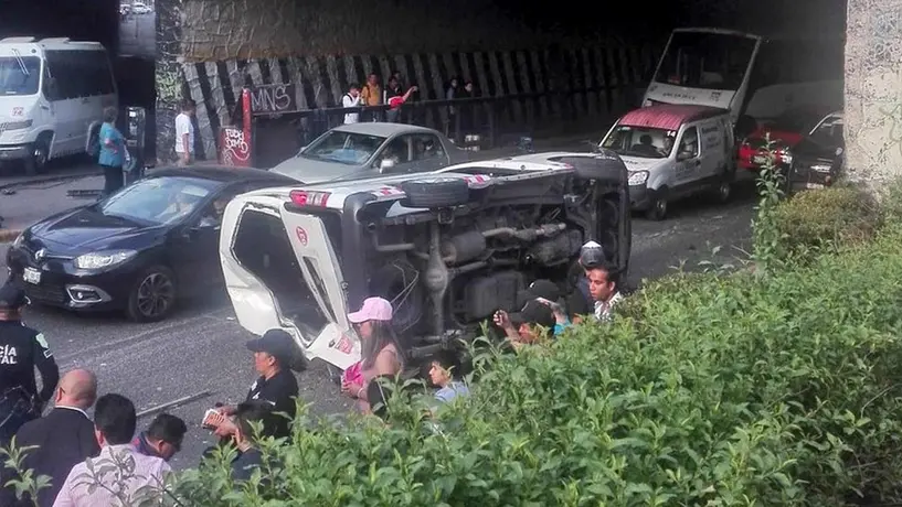 Combi es impactada por un camión y cae de un puente de periférico