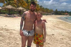 Leo Messi invitó a niño a jugar futbol con él y sus hijos