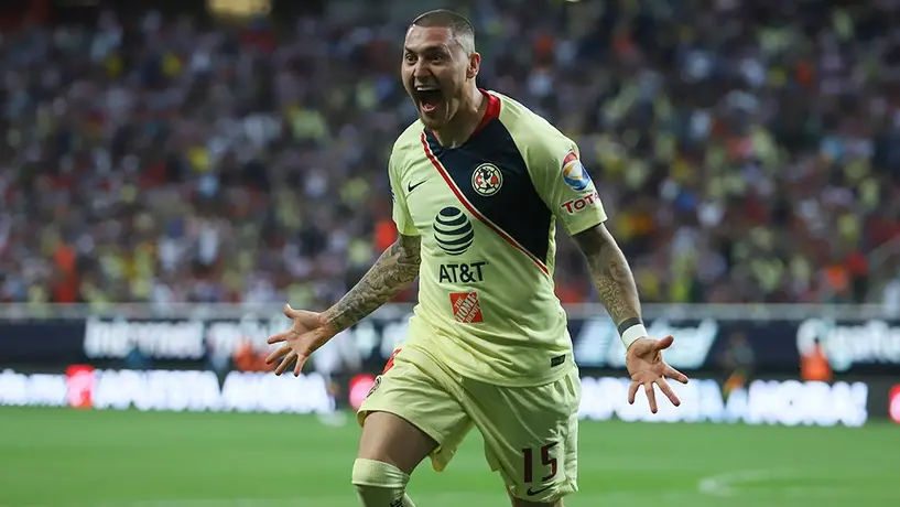 Nico Castillo posa con sudadera de la Universidad Católica