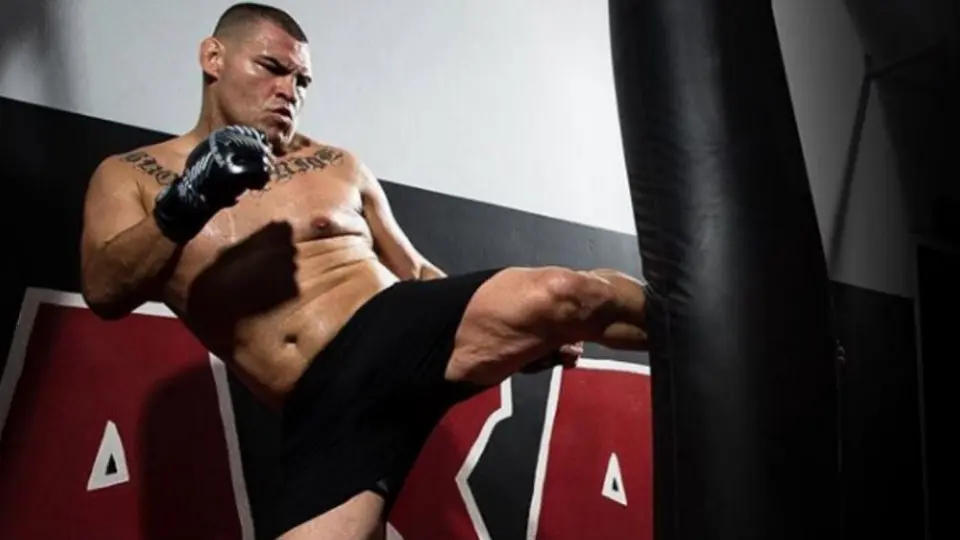 Caín Velásquez, noqueado en segundos en su regreso a la UFC