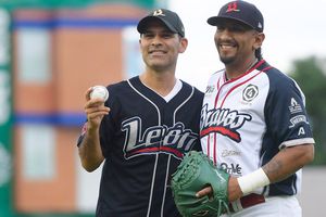 Rafa Márquez lanzó la primera bola en el Bravos vs Sultanes
