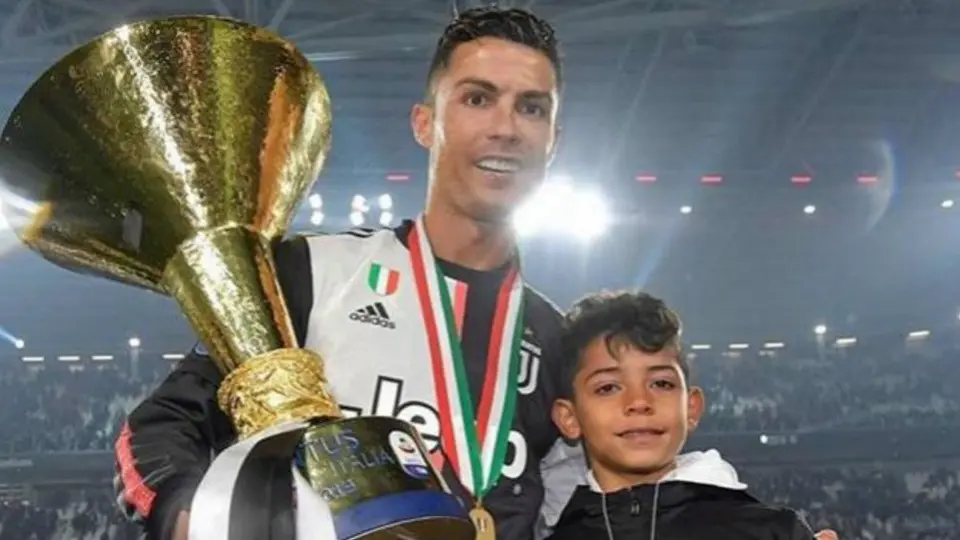 Cristiano Ronaldo golpea a su hijo con el trofeo de la Serie A