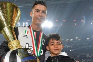 Cristiano Ronaldo golpea a su hijo con el trofeo de la Serie A