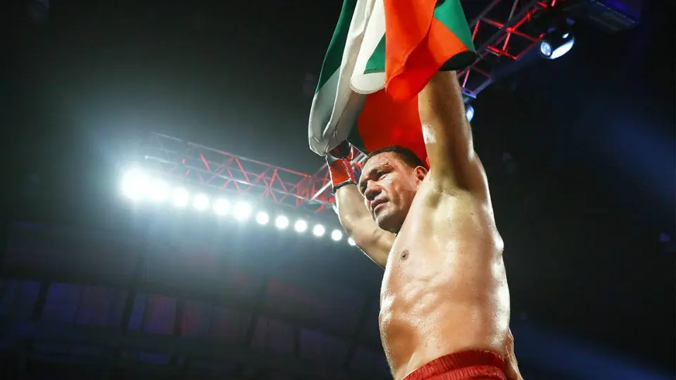 Boxeador se justifica tras besar a reportera