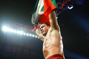 Boxeador se justifica tras besar a reportera