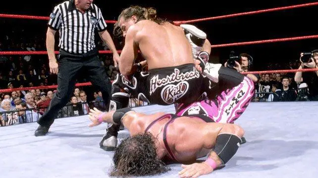 Shawn Michaels aplica la Francotiradora a Bret Hart | wwe,com