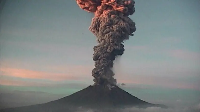 Popocatépetl registró explosión con extensa fumarola
