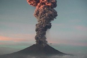 Popocatépetl registró explosión con extensa fumarola