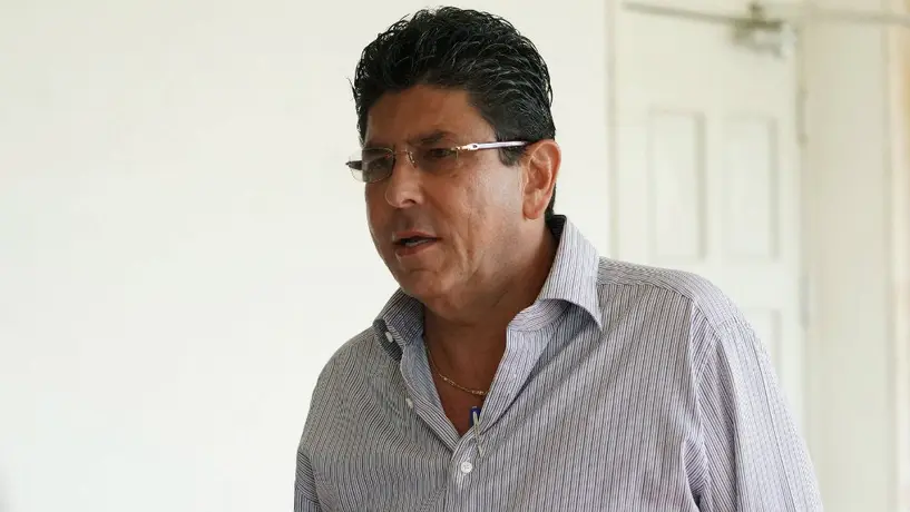 Fidel Kuri regala cervezas a la afición de Veracruz en el Nemesio Diez