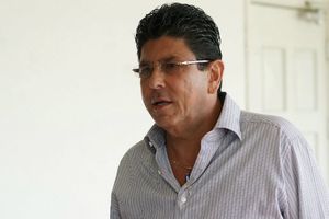 Fidel Kuri regala cervezas a la afición de Veracruz en el Nemesio Diez