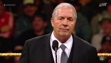 Aficionado intenta taclear a Bret Hart durante ceremonia del Hall of Fame