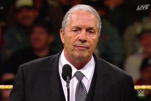 Aficionado intenta taclear a Bret Hart durante ceremonia del Hall of Fame