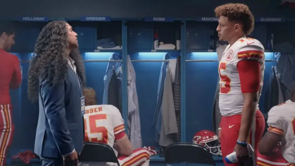 Troy Polamalu y Patrick Mahomes tienen 'batalla de rizos' en comercial
