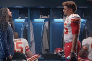 Troy Polamalu y Patrick Mahomes tienen 'batalla de rizos' en comercial