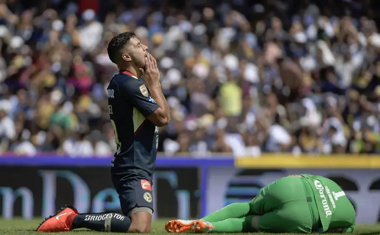Jugadores del América se lamentan tras gol de Pumas
