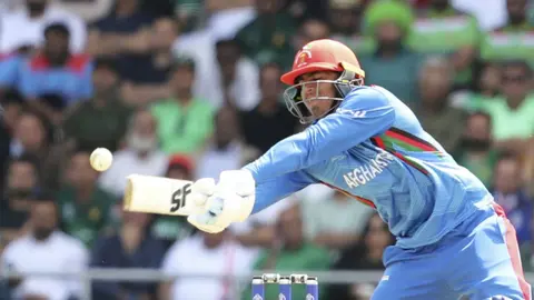 Fans de Pakistán y Afganistán desatan violenta pelea en juego de cricket