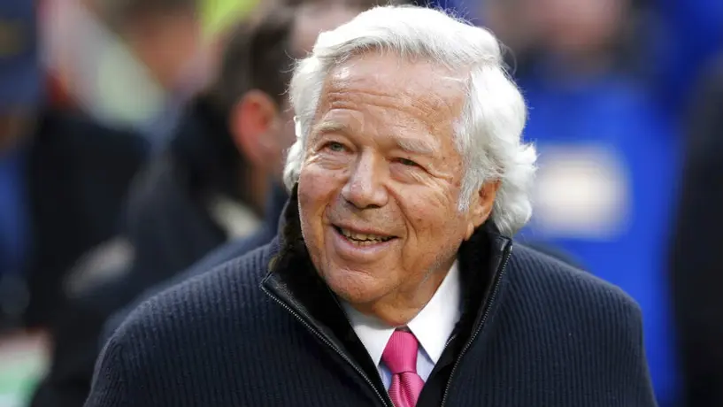 Dueño de Patriots, acusado por la policía de solicitar servicio de prostitución
