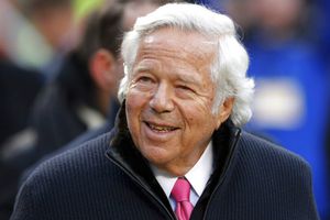 Dueño de Patriots, acusado por la policía de solicitar servicio de prostitución