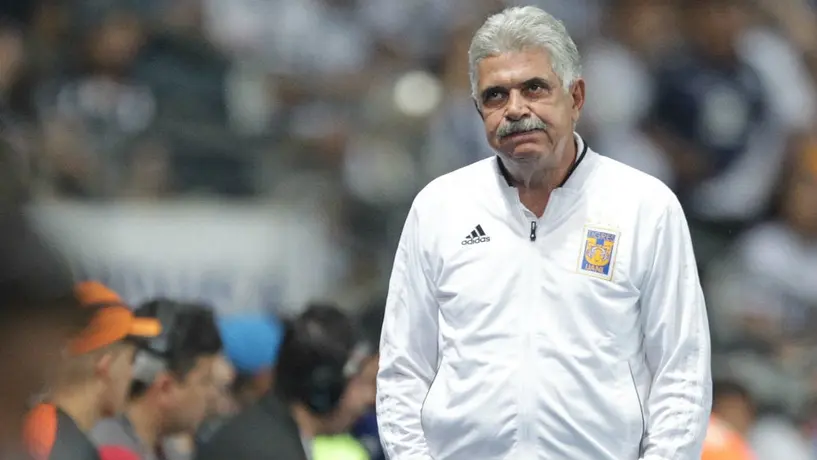 Tuca interrumpe enlace para mandar saludos a Martinoli y García