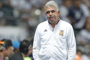 Tuca interrumpe enlace para mandar saludos a Martinoli y García