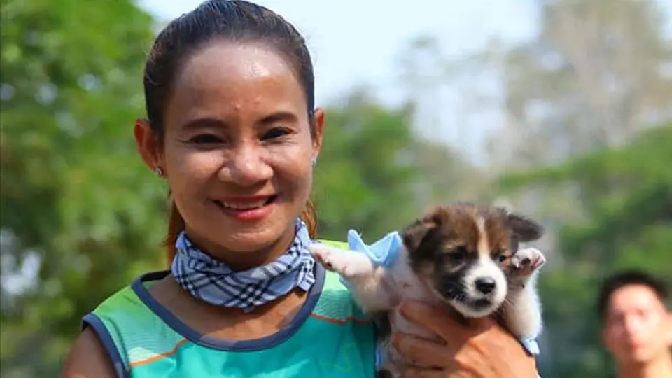 Tailandesa rescata a perrito y corre con él casi 30 km en maratón