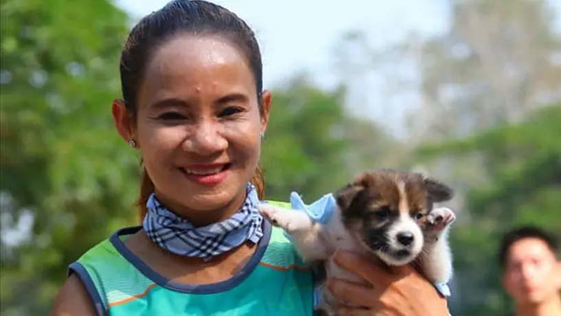 Tailandesa rescata a perrito y corre con él casi 30 km en maratón
