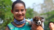 Tailandesa rescata a perrito y corre con él casi 30 km en maratón