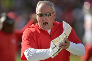 Chiefs despide a coordinador defensivo tras derrota ante Patriots