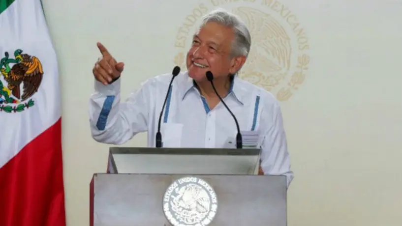 AMLO anunció que continuará haciendo consultas a mano alzada