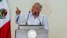 AMLO anunció que continuará haciendo consultas a mano alzada